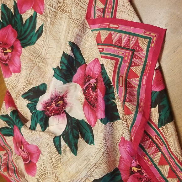 Beautiful silk Oscar De La Renta Studio Scarf - Picture 8 of 8